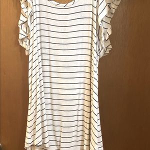 3/$10 🛒 Loose fitting tunic top.